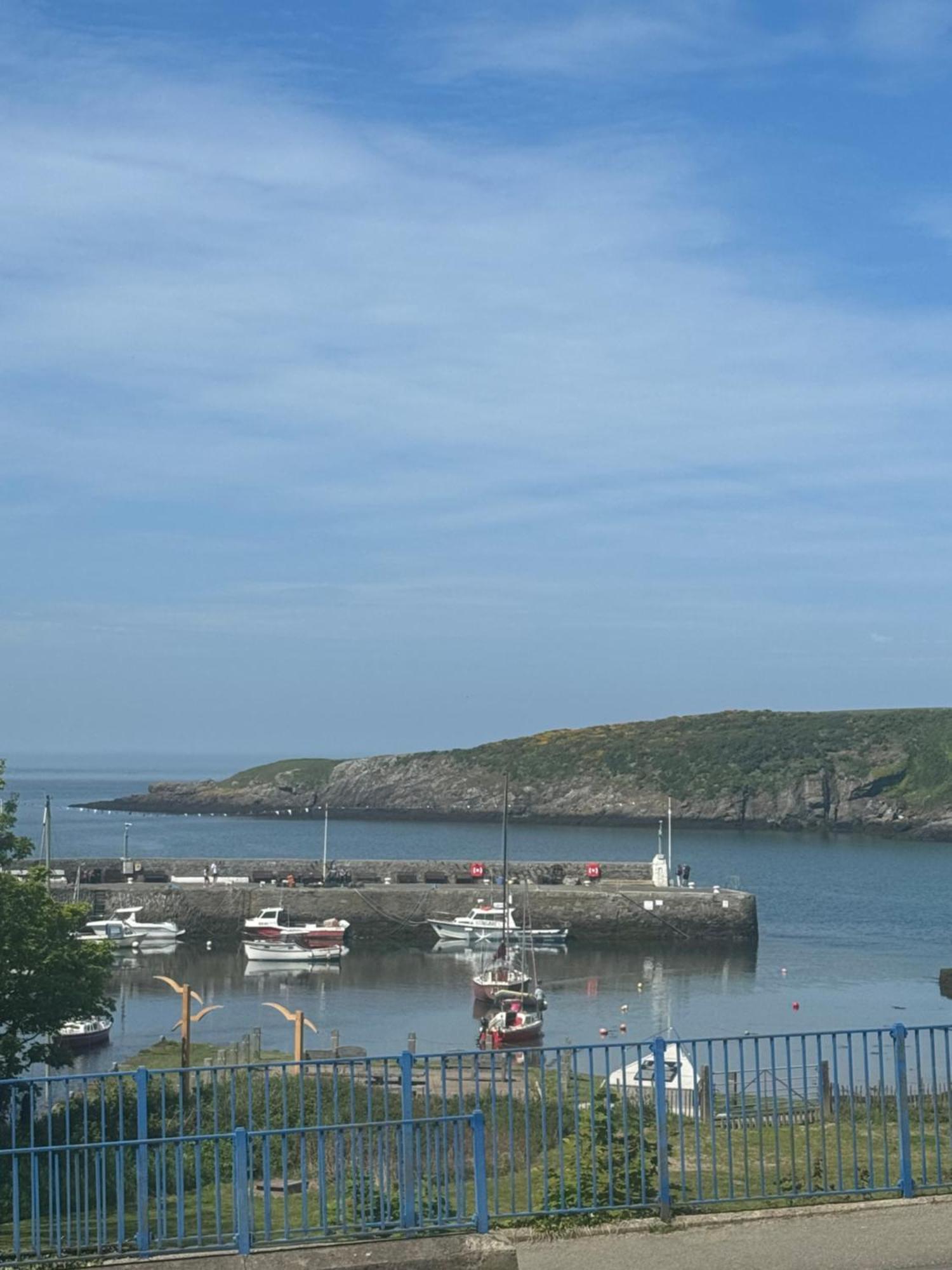 Hotel The Harbour Bar & Bistro à Baie de Cemaes Extérieur photo